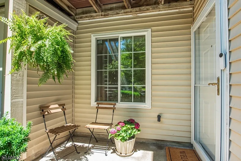 2 bed, 1.0 bath, $2,500 — Photo 2