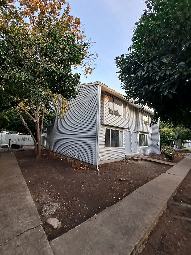 3 Bed, 1.5 Bath Townhouse Close to Schools and Medical - Medford — Photo 1