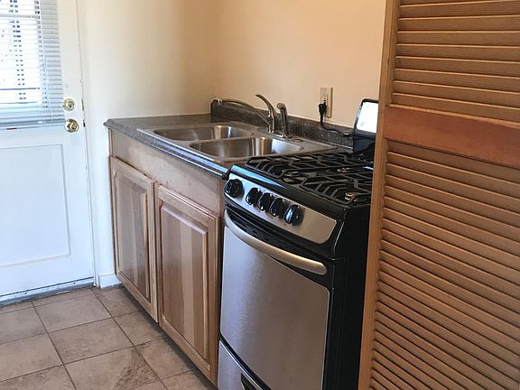 5th image of 525 Montclaire Dr NE