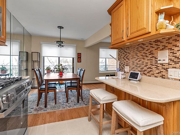 5th image of 15405 Riverside Drive #12B
