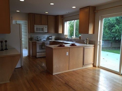 2nd image of 395 SE 10th St