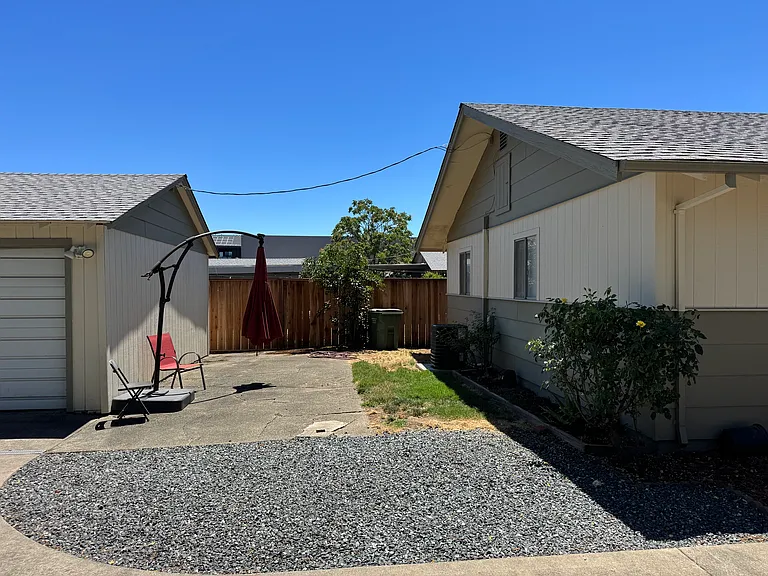 649 Marshall St #B — Photo 3