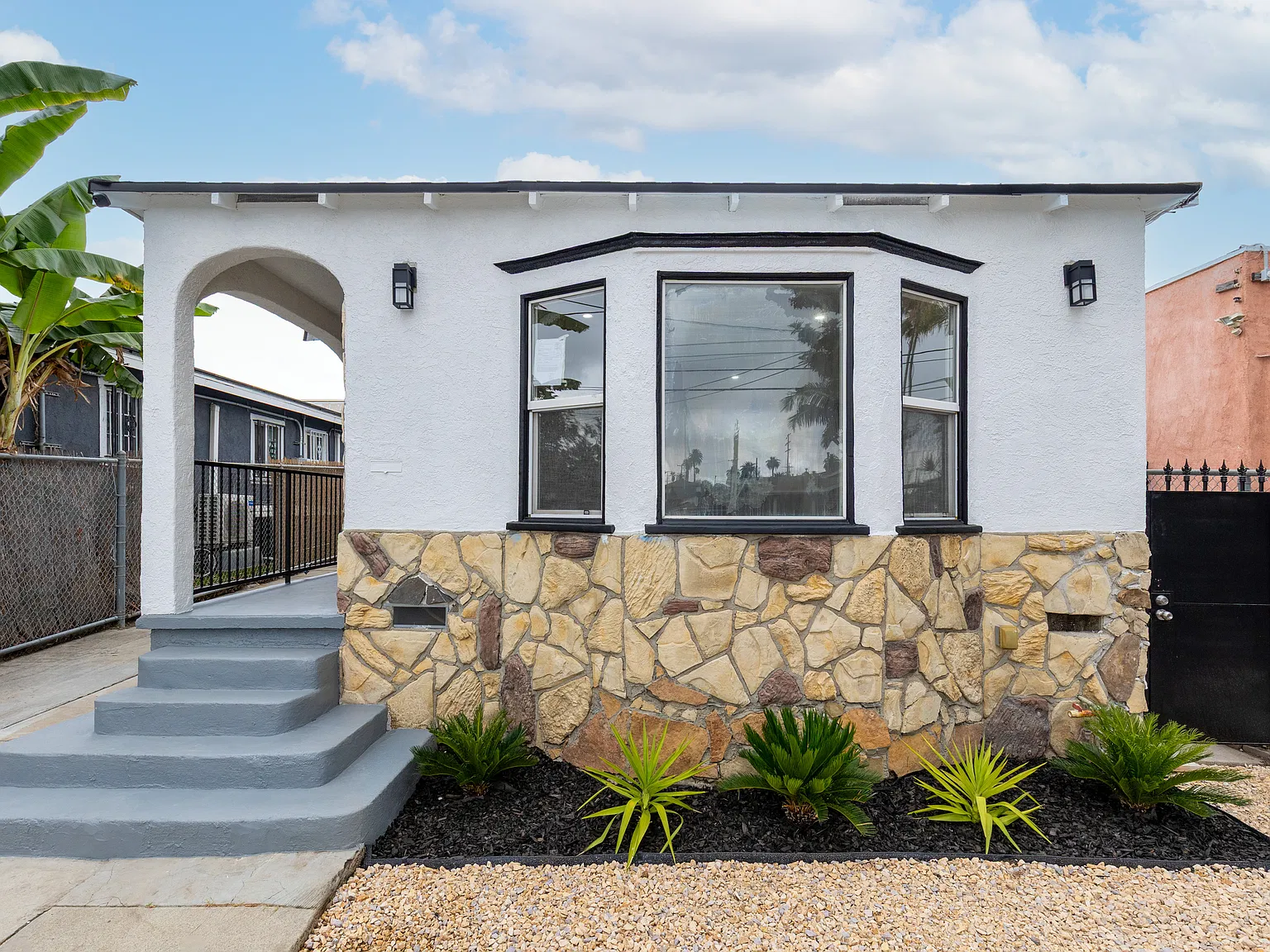 2 bed, 835 sqft, $3,300 — Photo 1