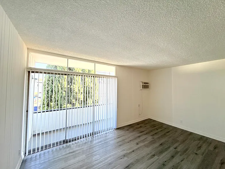 1029 N. Ardmore Avenue — Photo 5