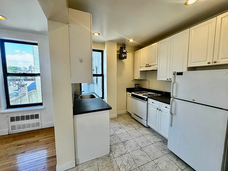 352 W 46th St #5C — Photo 6