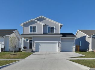 2937 Indigo Ln, Pella, IA 50219