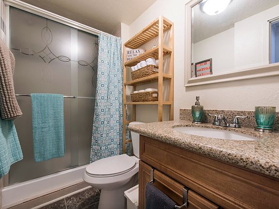 5th image of 806 Portsmouth Ct