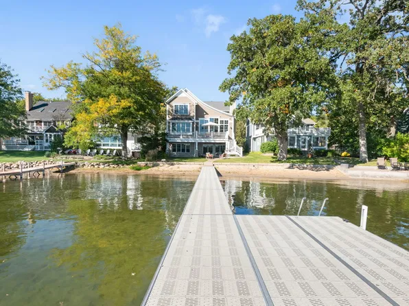 937 N Shore Dr, Crystal Lake, IL 60014