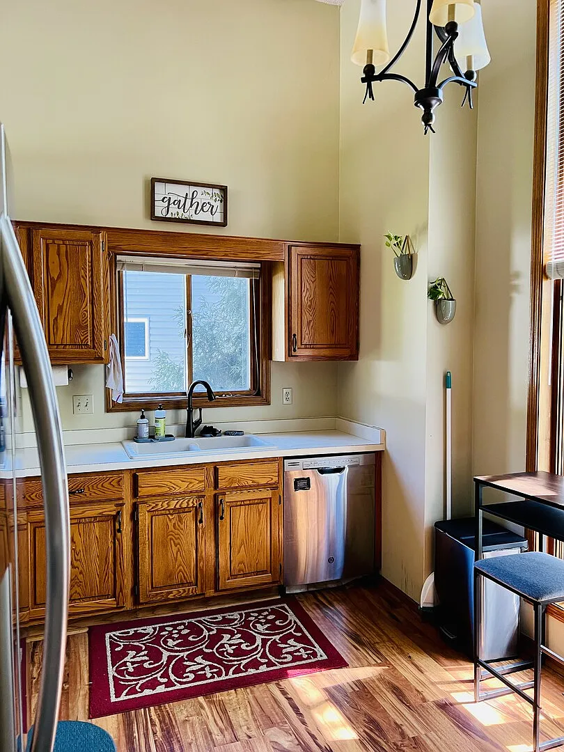 Comphy Home in Classy Twin Cities Suburb — Photo 2
