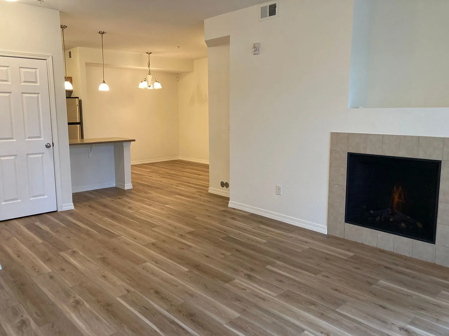 Stunning Modern 2 Bedroom Townhome — Photo 4