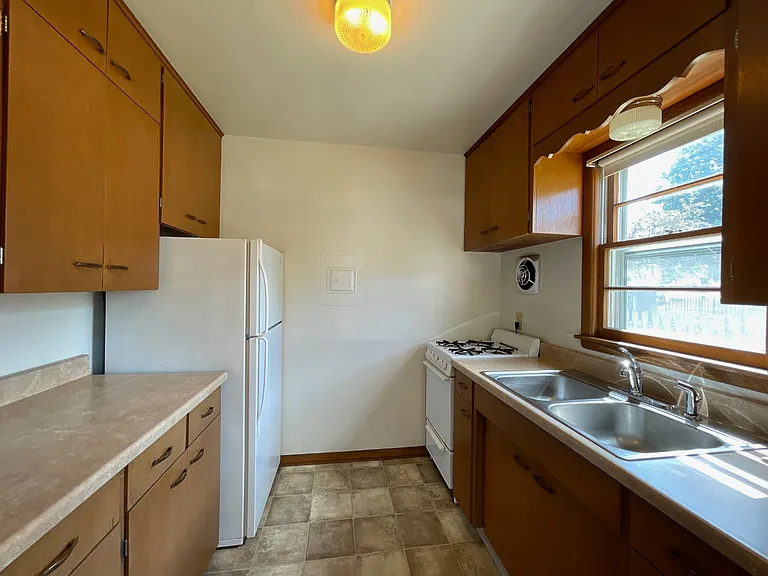 324 E 7th St #2 — Photo 6