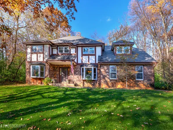 6906 Red Barn Rd, Crystal Lake, IL 60012