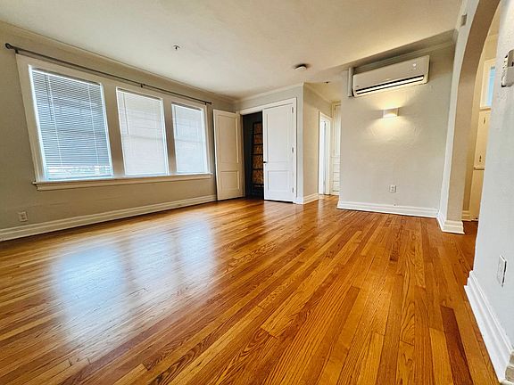 2nd image of 2420 1/2 N Robinson Ave APT 11