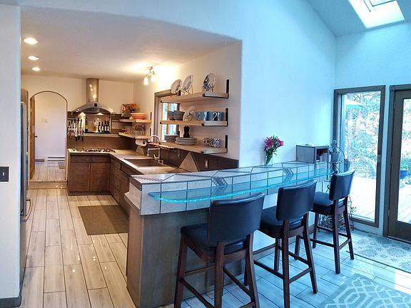 Kitchen with breakfast bar