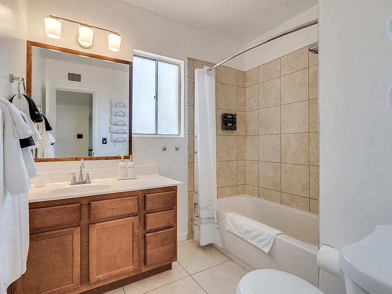 E Celeste Dr — Photo 29