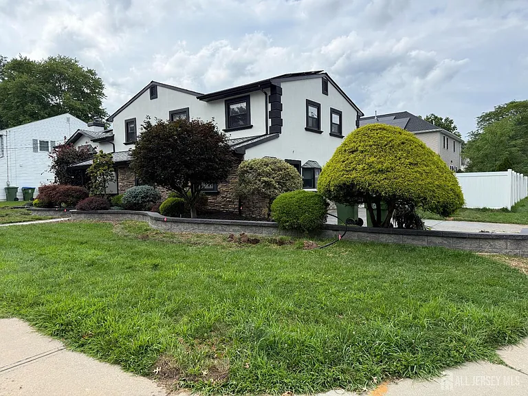 95 Calvert Ave E — Photo 2