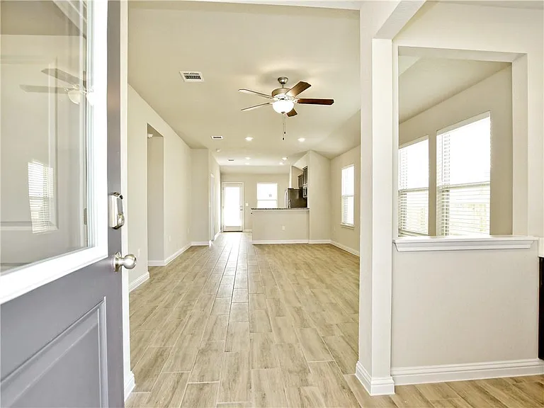 8205 Cottage Rose Dr — Photo 32