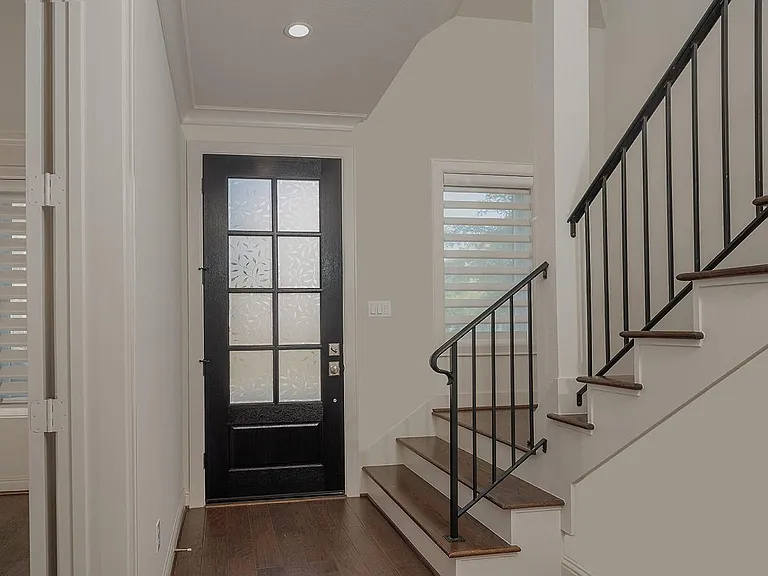 2503 Lake Front Cir — Photo 3