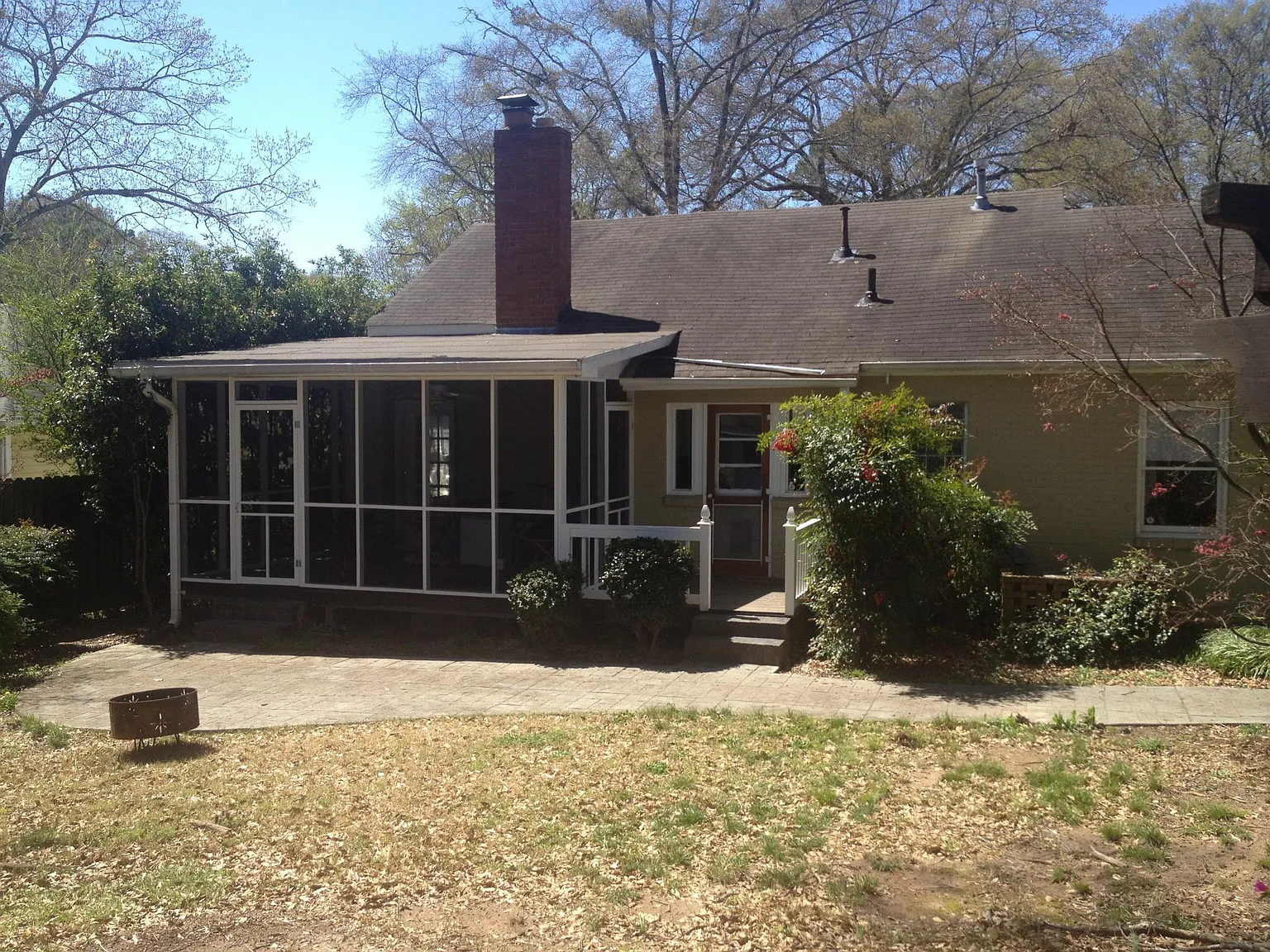 3 bed, 1057 sqft, $2,300 — Photo 2