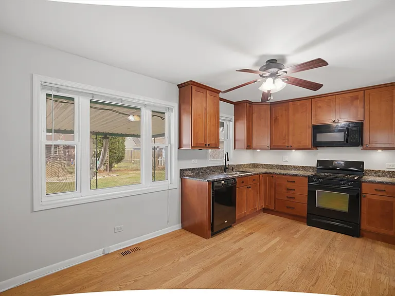 8912 Windsor Ln — Photo 4