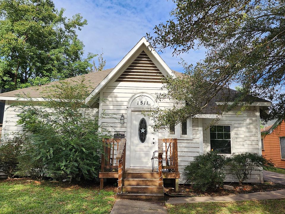 Front of property. This unit's entrance is in the back of property