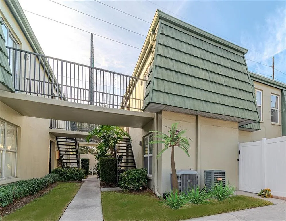 2 bed, 1.5 bath, 813 sqft, $1,375 — Photo 1