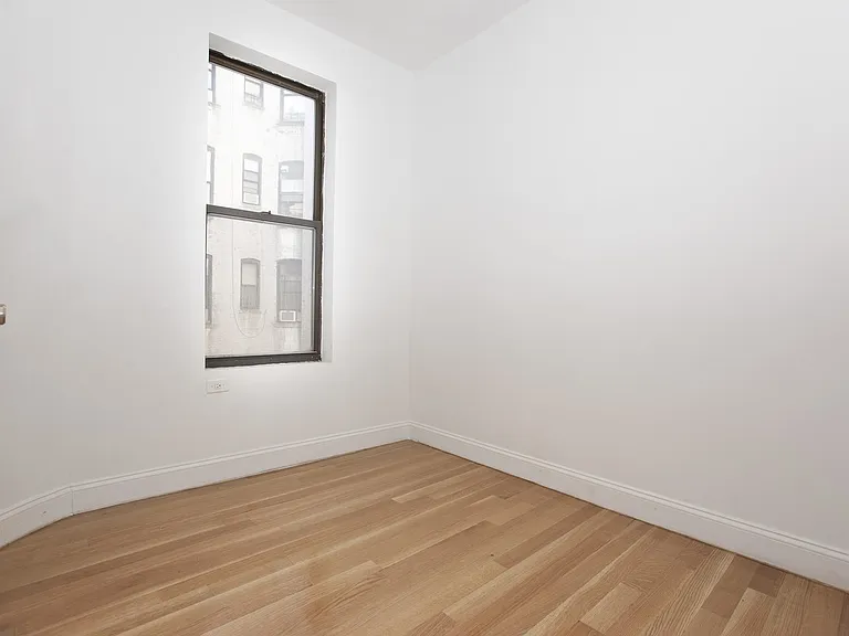 234 E 4th St #14 — Photo 4