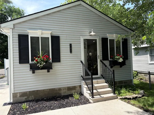 132 Maudlin St, Novi, MI 48377