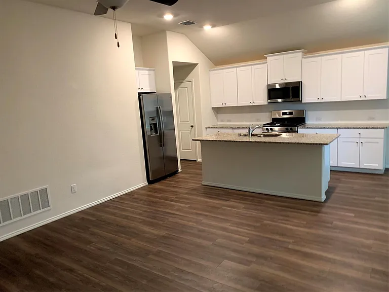 2444 Larimar Dr — Photo 7