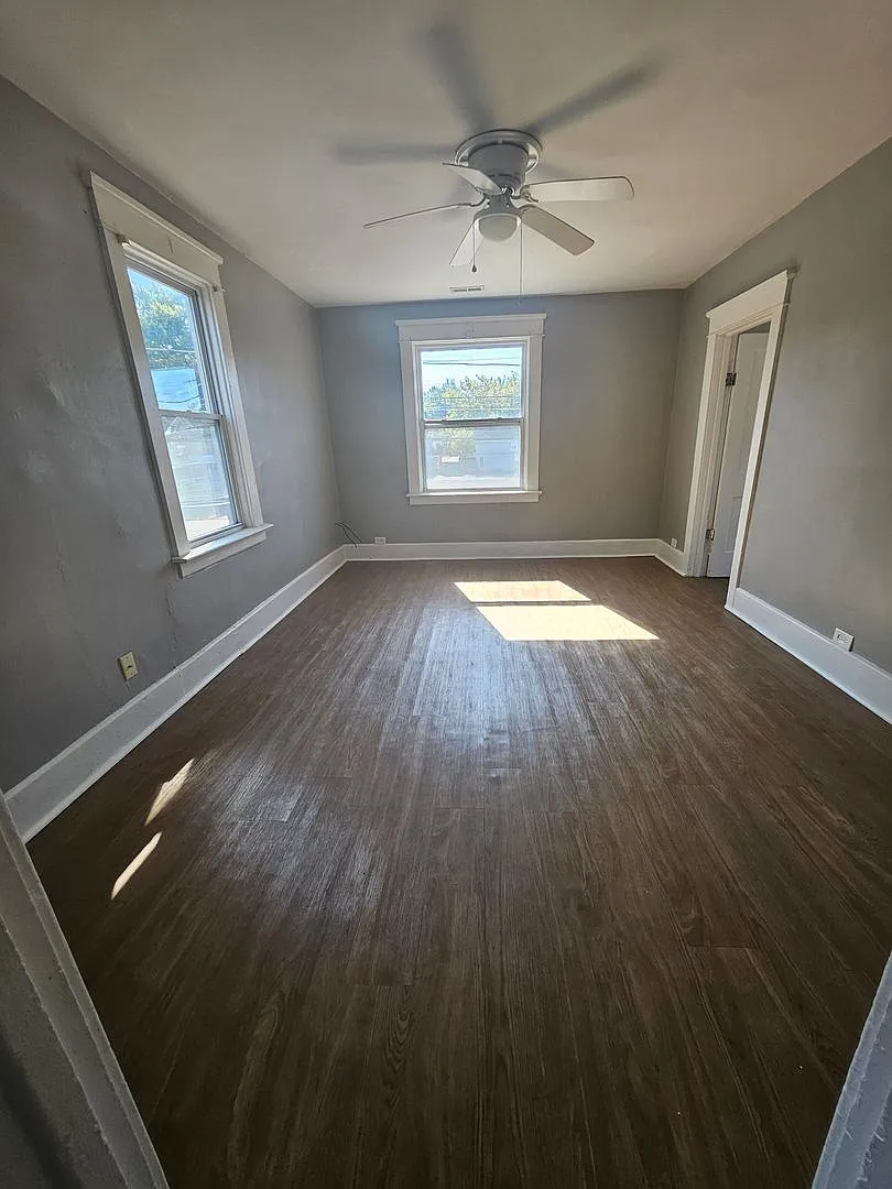 Building Photo - 1404 E Lake Rd #2