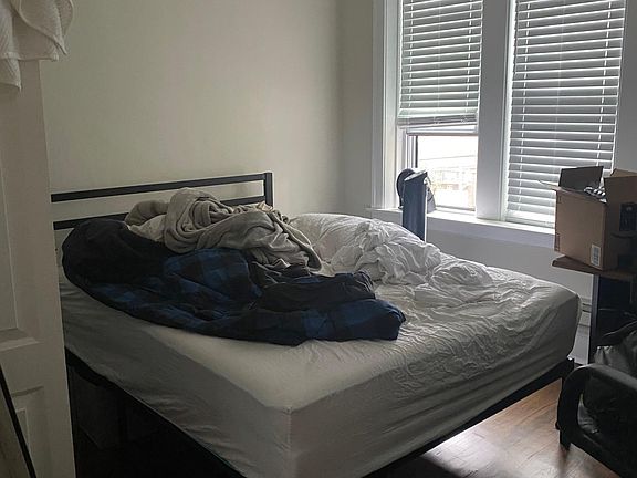 2nd image of 3815-3823 N Greenview Ave #2W