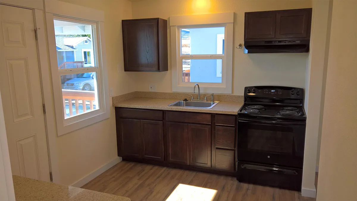 Building Photo - 4550 Lakeshore Blvd #5