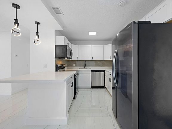 5th image of 530 SW 81st Terrace