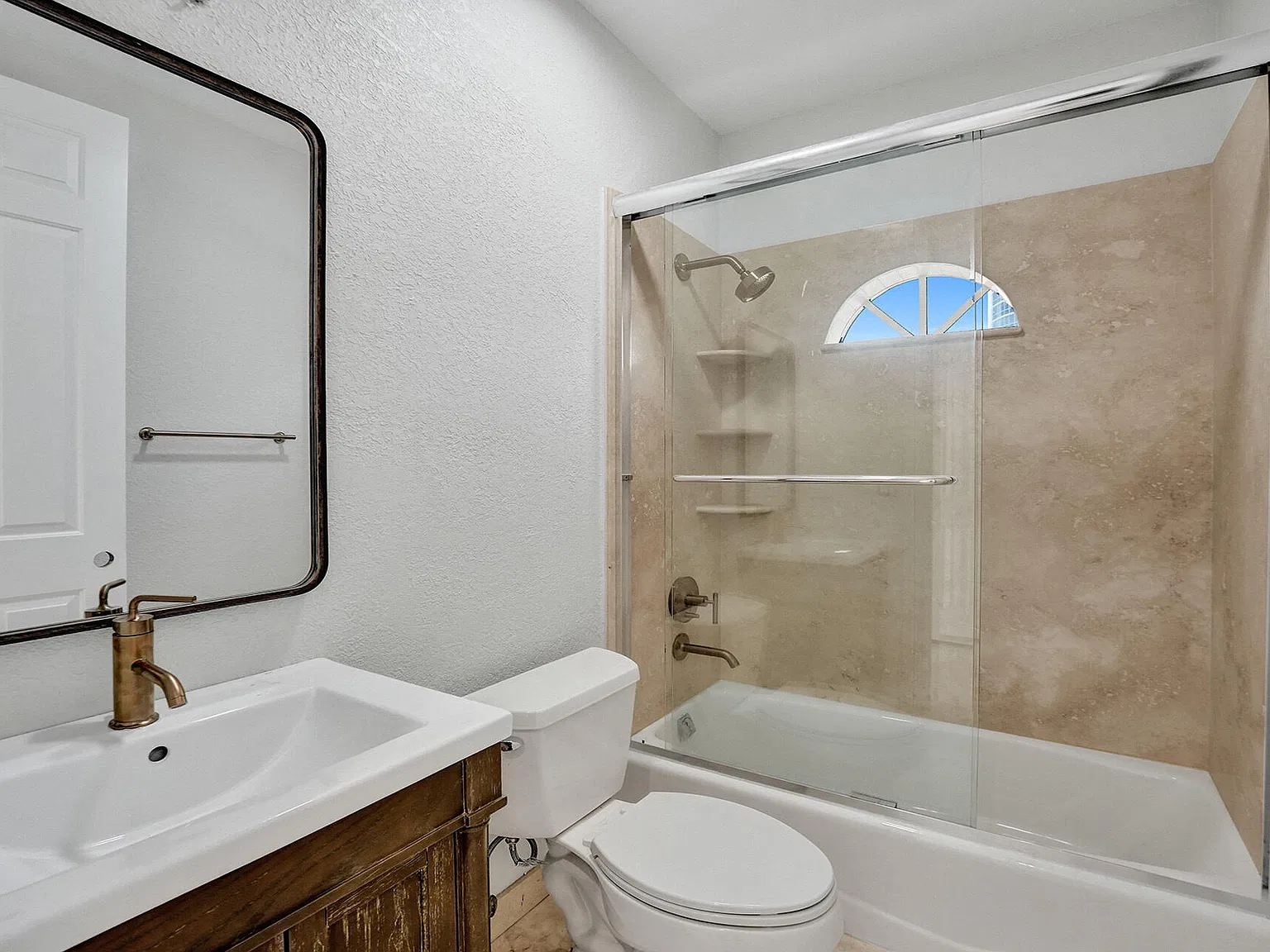 4 bed, 3.0 bath, 3592 sqft, $12,000 — Photo 2
