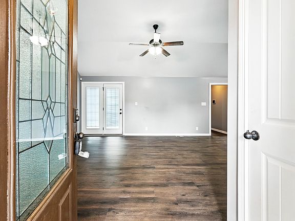 5th image of 1823 Camelot Dr