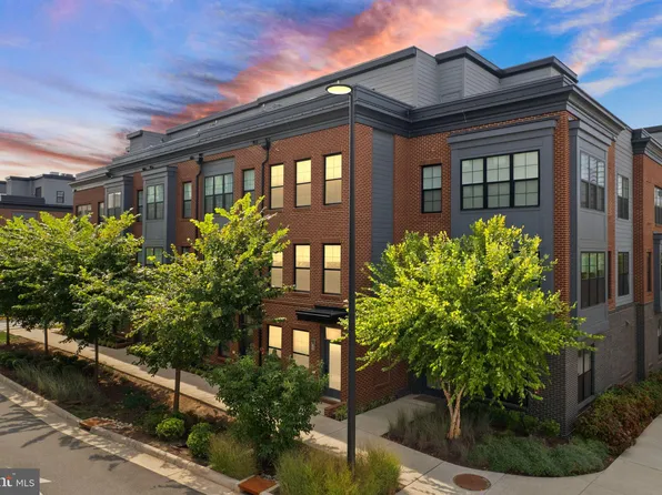 1862 Michael Faraday Dr, Reston, VA 20190