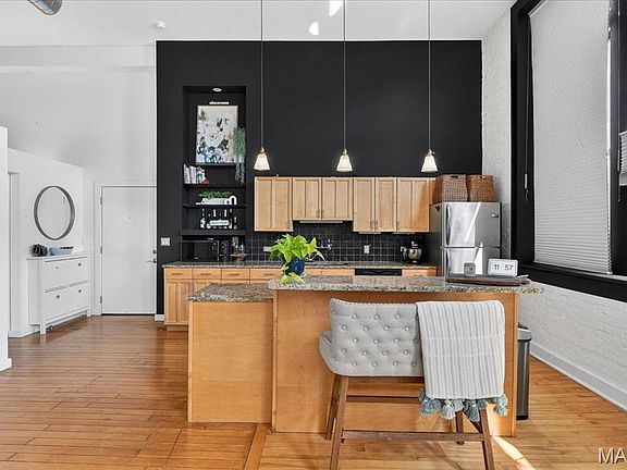 3rd image of 4242 Laclede Ave APT 102
