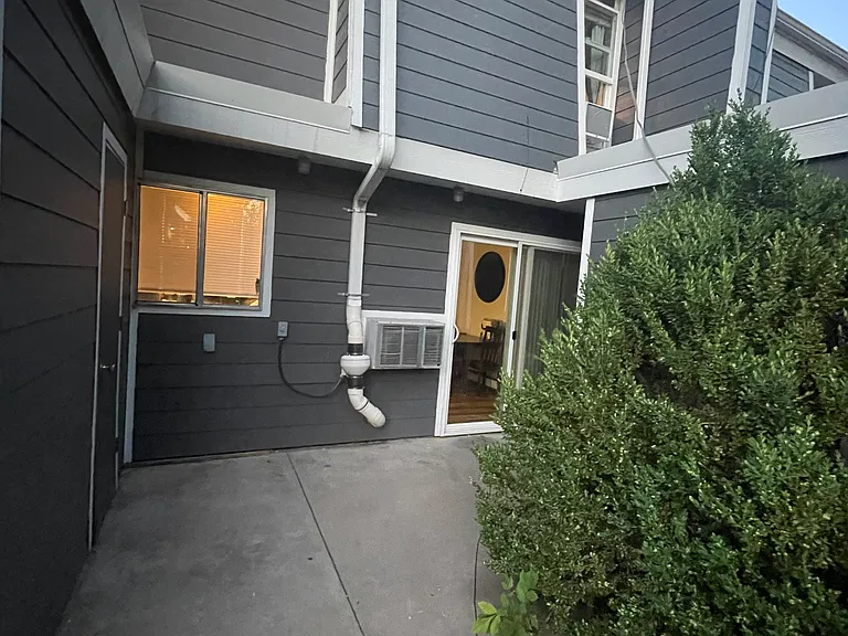 2701 Harvard St — Photo 16
