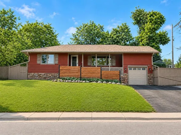 5923 E Thorncliffe Dr NW, Calgary, AB T2K 2Z9