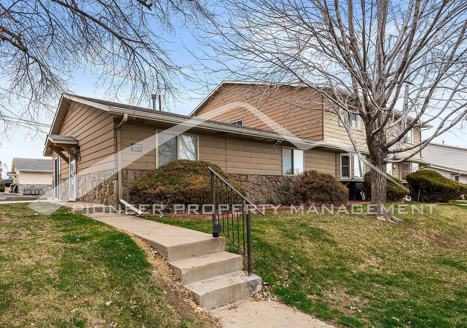 Beautiful Townhome with Detached Garage and Pool Access! — Photo 2