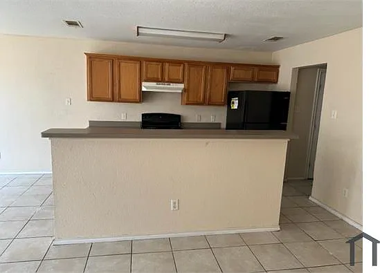 3 bed, 1350 sqft, $1,600 — Photo 2