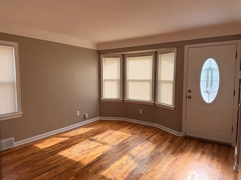 21826 Cushing Ave — Photo 4