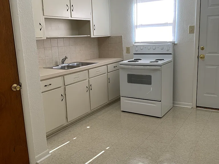 834 S Crockett Dr — Photo 6