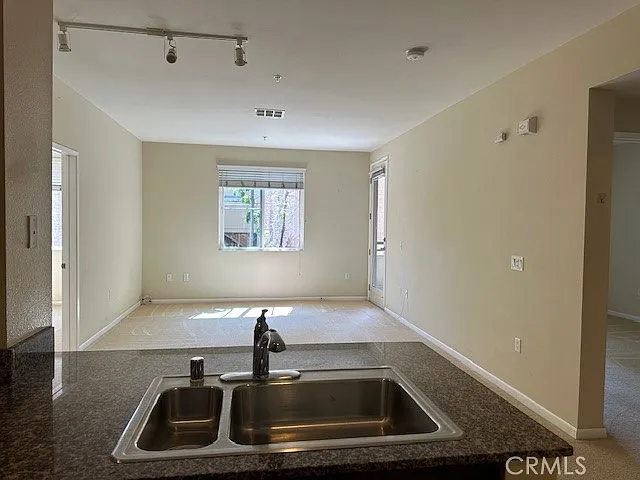 2 bed, 1052 sqft, $3,300 — Photo 4