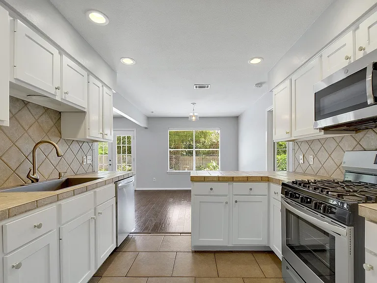 6307 Smith Oak Trl — Photo 14