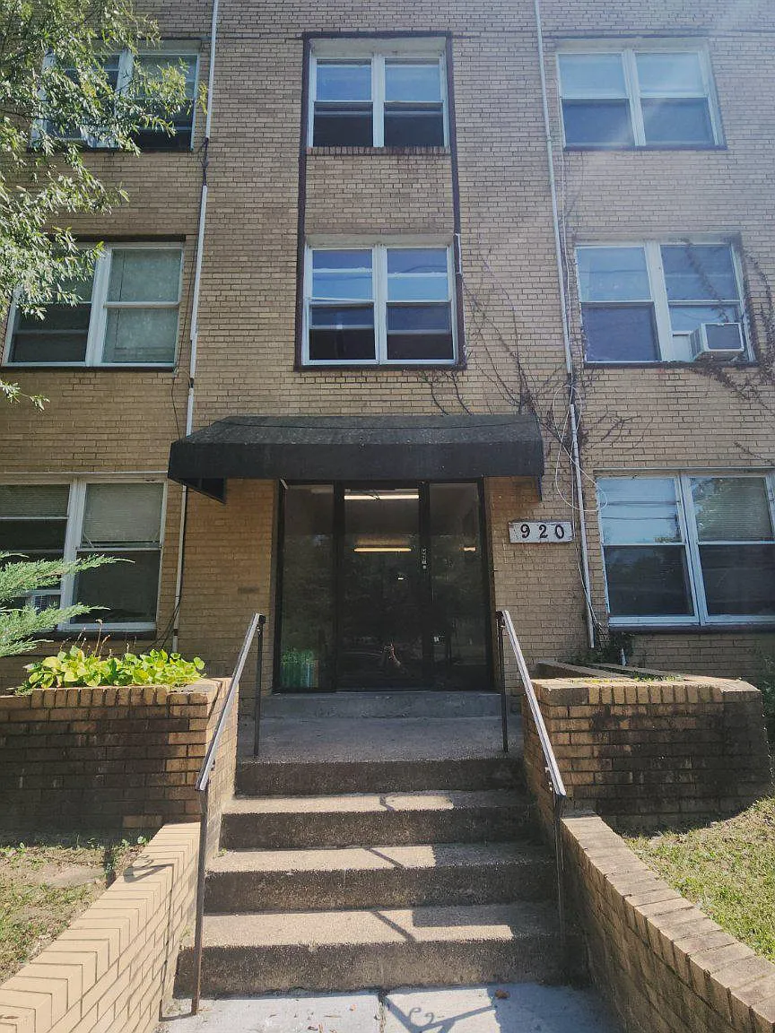 3 bed, 1.0 bath, 1050 sqft, $2,300 — Photo 2