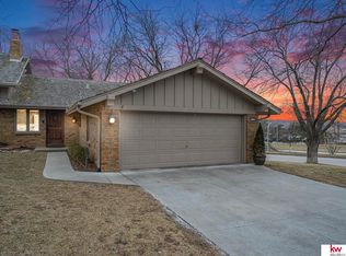 10226 Fieldcrest Dr, Omaha, NE 68114