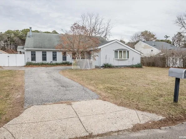 17 Rustic Ave, Medford, NY 11763