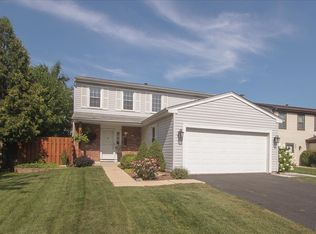 450 Dover Dr, Roselle, IL 60172