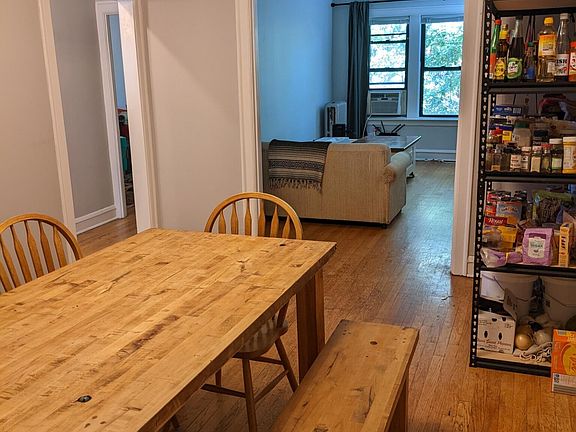 4th image of 2111 W Argyle St